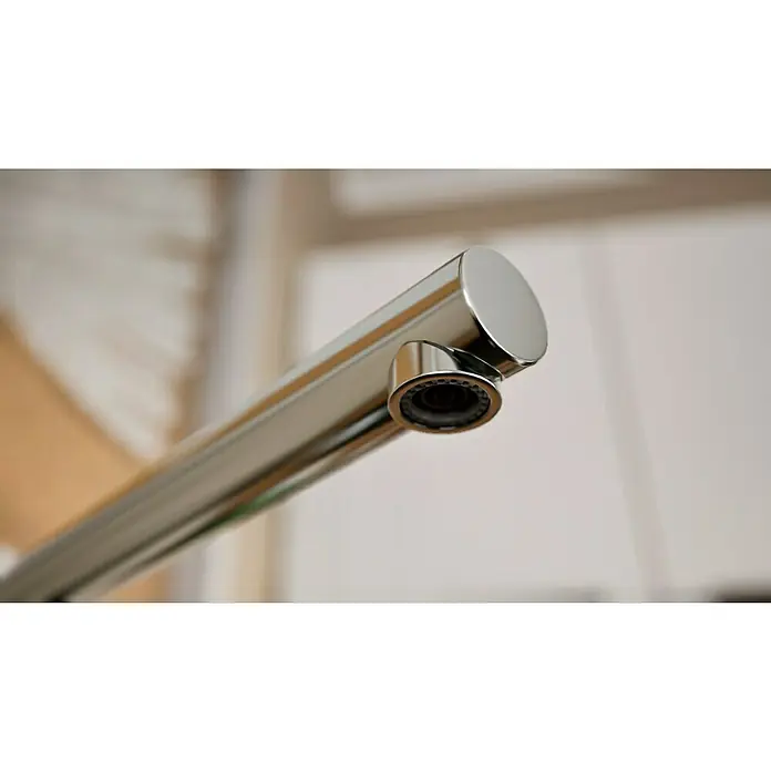 Hansgrohe Grifo de cocina Focus M41 - Caño en L, Cromo, Brillante - Primer plano de un grifo cromado moderno, destacando su diseño elegante y el acabado limpio, perfecto para baños contemporáneos.