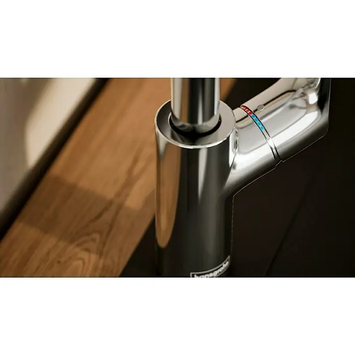 Hansgrohe Grifo de cocina Focus M41 - Cromo, Brillante - Primer plano de un grifo Hansgrohe con indicador de temperatura, montado en un lavabo moderno.