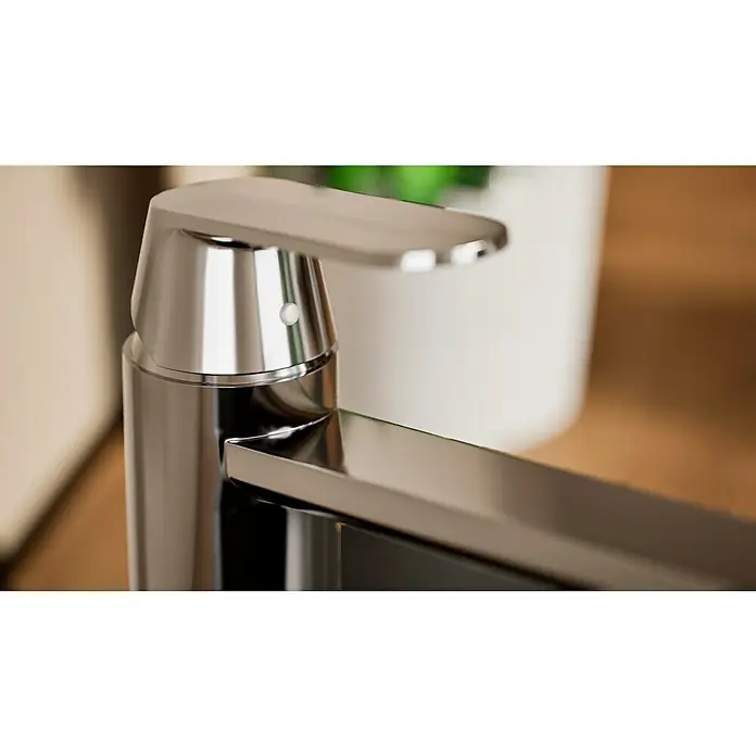 Grohe Eurosmart Cosmopolitan Spültischarmatur - L-Auslauf, Chrom, Glänzend, Schwenkbar - Nahaufnahme eines eleganten Chrom-Wasserhahns mit klaren Linien und modernem Design, ideal für ein stilvolles Badezimmer oder eine Küche.