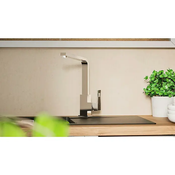 Grohe Eurocube Spültischarmatur - Chrom, Glänzend - Nahaufnahme einer modernen Spültischarmatur aus Edelstahl in einer hellen Küche mit Pflanzen.