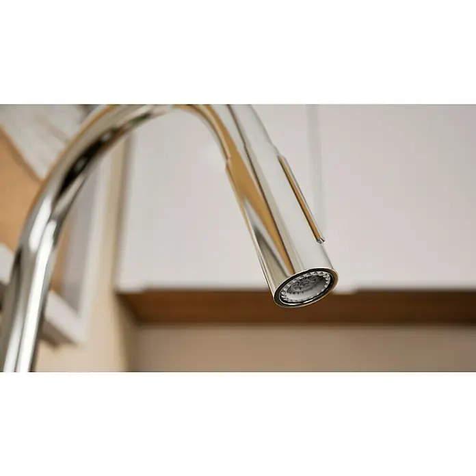 Hansgrohe Grifo de cocina Focus M41 - Cromo, Brillante - Primer plano del caño de un grifo de cocina brillante.