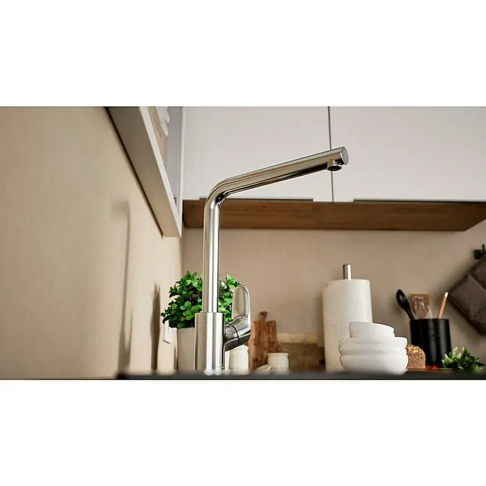 Hansgrohe Grifo de cocina Focus M41 - Caño en L, Cromo, Brillante - Primer plano de un grifo de cocina elegante y brillante con un diseño moderno, sobre un fondo neutro con utensilios y decoraciones de cocina.