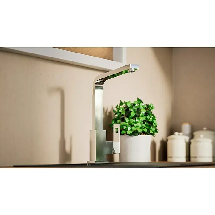 Grohe Eurocube Spültischarmatur - Chrom, Glänzend - Elegante Chrom Küchenarmatur mit modernem Design, ergänzt durch eine Topfpflanze und dekorative Vorratsbehälter im Hintergrund.