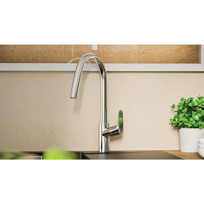 Hansgrohe Grifo de cocina Focus M41 - Cromo, Brillante - Primer plano de un elegante grifo de cocina cromado con un diseño elegante, que enfatiza una estética moderna en la cocina.