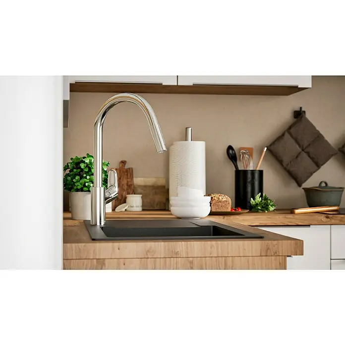Hansgrohe Grifo de cocina Focus M41 - Cromo, Brillante - Primer plano de un moderno grifo de cocina con un diseño elegante sobre un elegante fregadero oscuro en una cocina luminosa.