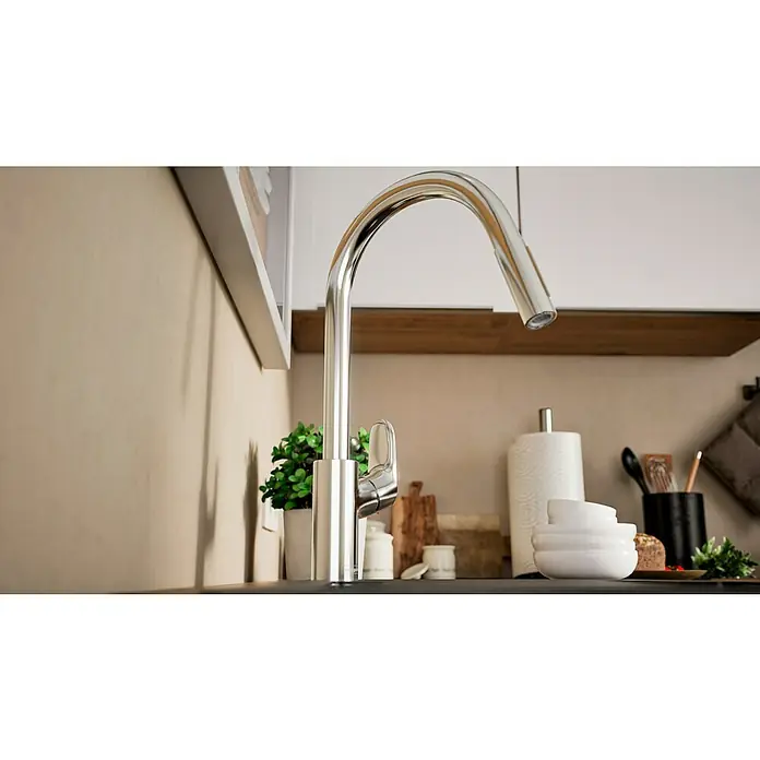 Hansgrohe Grifo de cocina Focus M41 - Cromo, Brillante - Primer plano de un elegante grifo de cocina cromado, que combina funcionalidad con un diseño moderno. Perfecto para cualquier cocina contemporánea.