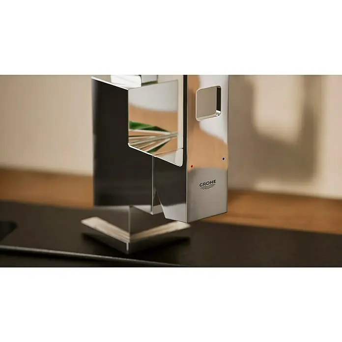 Grohe Eurocube Spültischarmatur - Chrom, Glänzend - Nahaufnahme einer modernen, glänzenden GROHE Armatur. Das schlanke Design und die reflektierenden Oberflächen unterstreichen die Eleganz des Produkts.