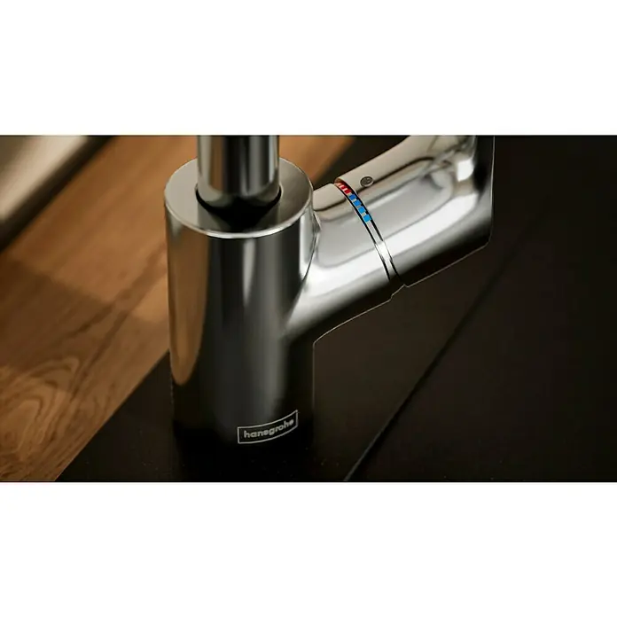 Hansgrohe Grifo de cocina Focus M41 - Caño en L, Cromo, Brillante - Primer plano de un brillante grifo Hansgrohe sobre una superficie oscura, resaltando su diseño elegante e indicadores de temperatura.