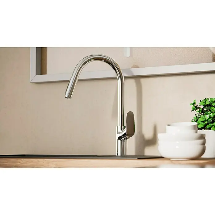 Hansgrohe Grifo de cocina Focus M41 - Cromo, Brillante - Primer plano de un elegante grifo de cocina cromado con un mango de una sola palanca sobre un fondo neutro, que combina funcionalidad y diseño moderno.