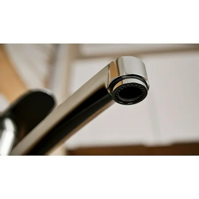 Hansgrohe Grifo de cocina - Cromo, Brillante - Primer plano de un grifo brillante con una boquilla diseñada para un flujo de agua suave. Diseño elegante perfecto para baños modernos.
