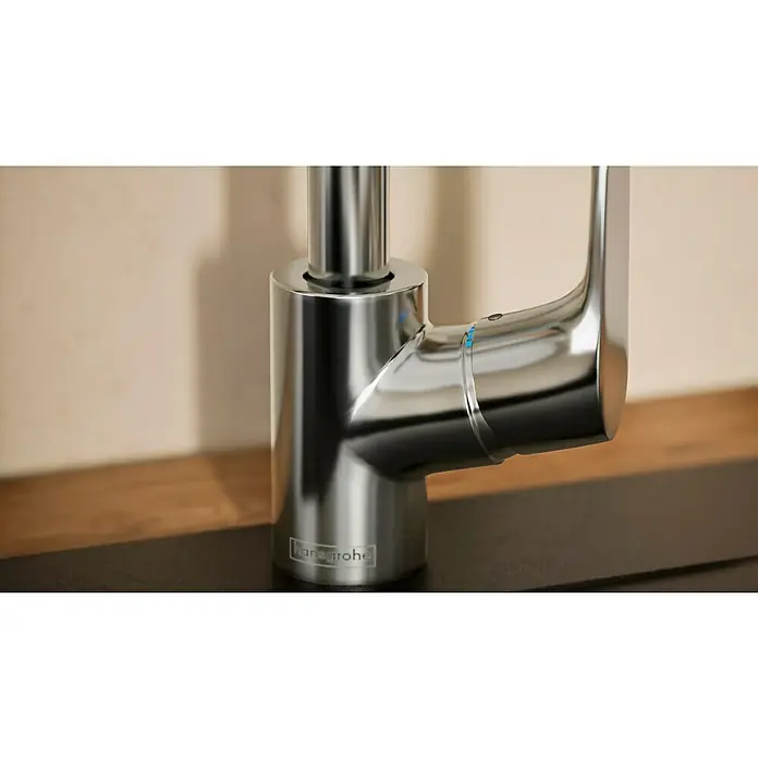 Hansgrohe Grifo de cocina Focus M41 - Caño en U, Cromo, Brillante - Primer plano de un reluciente grifo cromado Hansgrohe en una encimera de cocina, que muestra un diseño moderno y funcionalidad.