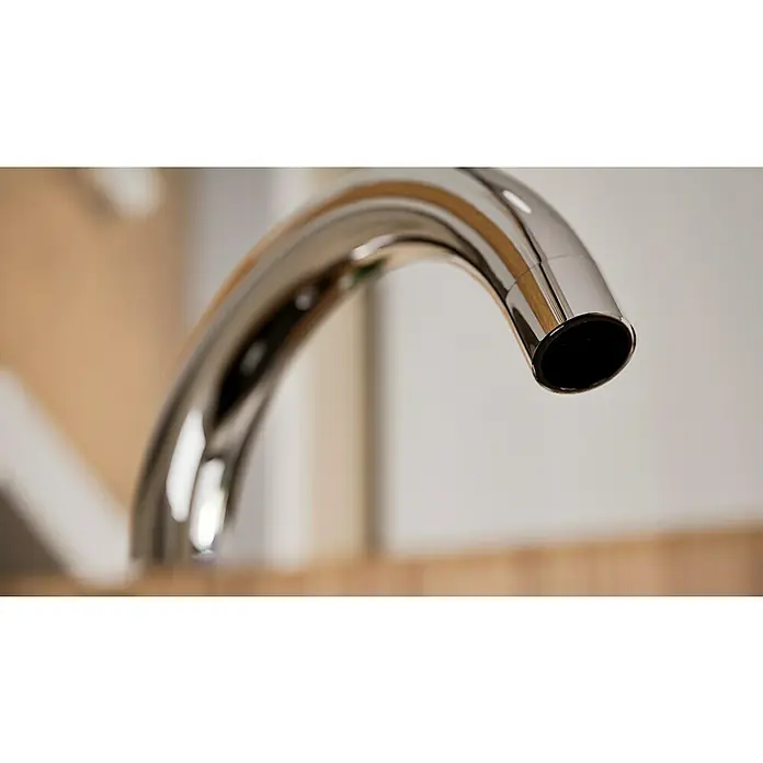 Hansgrohe Grifo de cocina Logis 260 - Cromo, Brillante - Primer plano de un moderno grifo cromado, que muestra su elegante diseño y líneas limpias en el baño.
