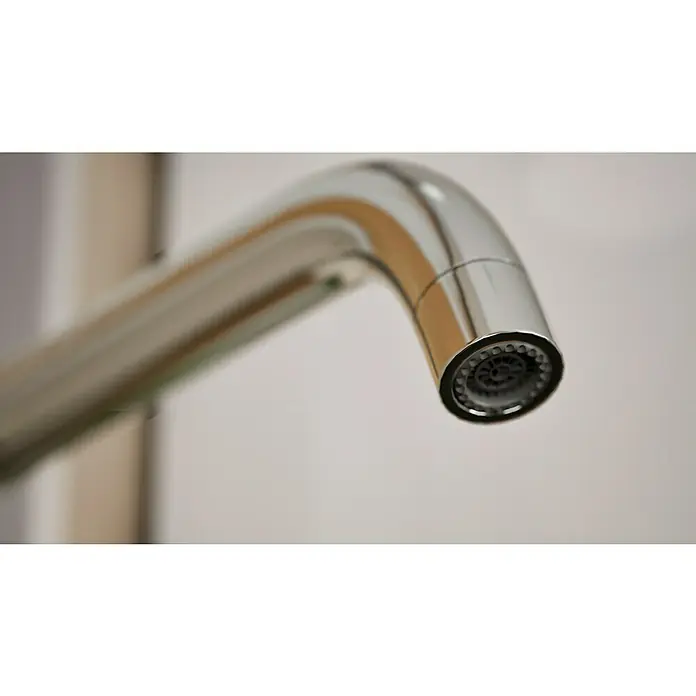 Hansgrohe Grifo de cocina Focus M41 - Caño en U, Cromo, Brillante - Primer plano de un moderno grifo cromado con un aireador, diseñado para un flujo de agua suave y conservación del agua.