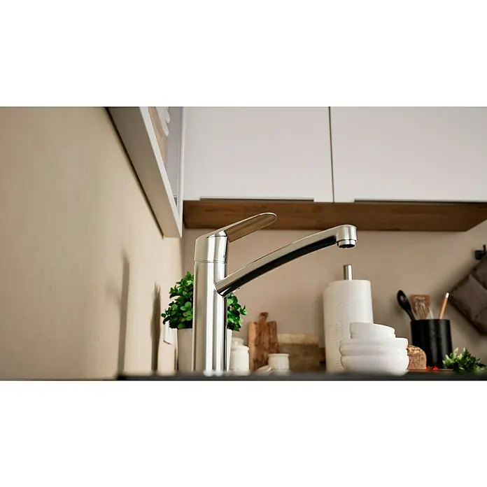 Hansgrohe Grifo de cocina - Cromo, Brillante - Primer plano de un grifo de cocina moderno de acero inoxidable con un diseño elegante, perfecto para cualquier cocina contemporánea.