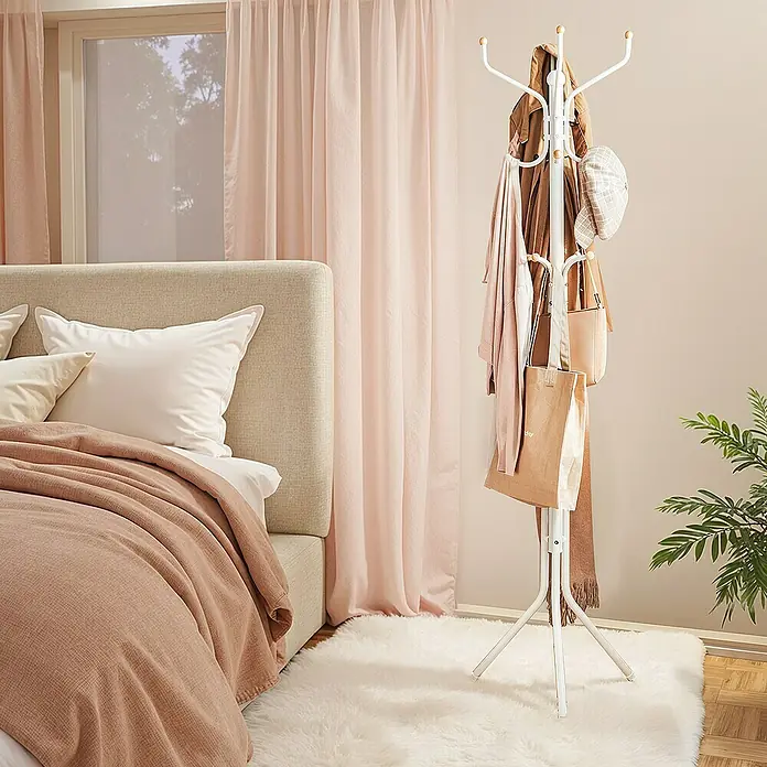 Garderobenständer - B x H: 44 x 182 cm, Anzahl Haken: 12 Stk., Weiß - Ein weißer Kleiderständer mit mehreren Kleidungsstücken in einem hellen Schlafzimmer.