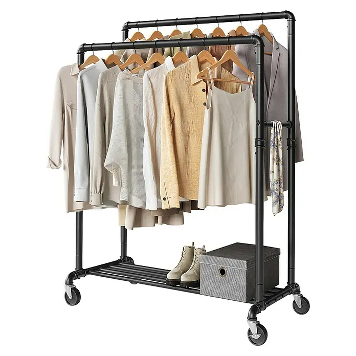 Kleiderwagen - L x B x H: 59 x 100 x 162 cm, Schwarz - Eine Kleiderstange auf Rollen mit Kleidung und Schuhen, ideal für die Organisation.