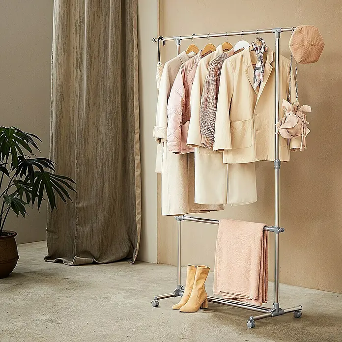 Kleiderwagen - Länge: 49 cm, Höhenverstellung: 115 cm - 180 cm, Grau - Eine Kleiderstange mit Kleidung und Accessoires, darunter ein Blazer, eine gesteppte Jacke, ein Hut und Stiefel.