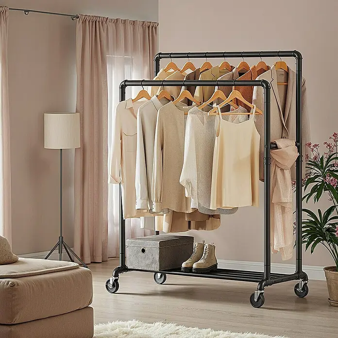 Kleiderwagen - L x B x H: 59 x 100 x 162 cm, Schwarz - Kleiderständer aus Metall mit zwei Stangen. Auf der unteren Ablage befinden sich Schuhe und eine Kiste. Viel Platz für Kleidung.