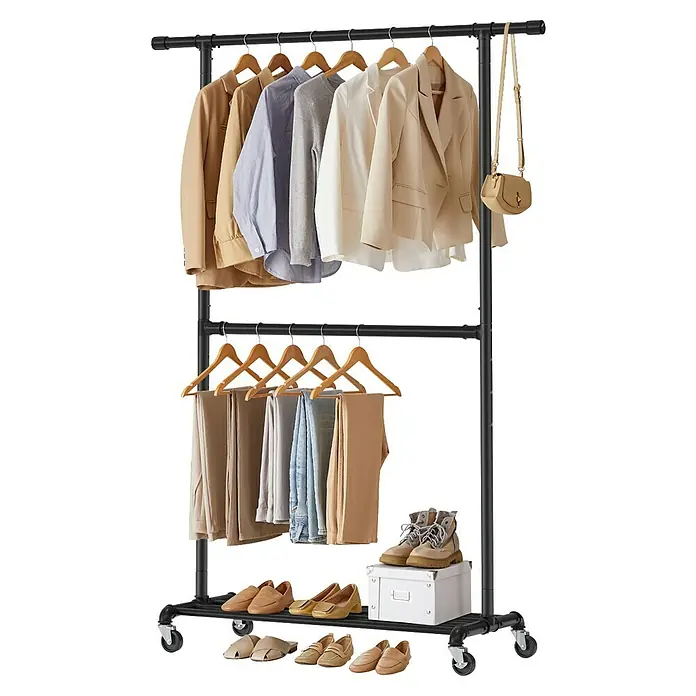 Kleiderwagen - L x B x H: 49 x 130 x 198 cm, Schwarz - Eine stilvolle Kleiderstange mit einer Auswahl an Kleidungsstücken und Schuhen, die eine organisierte und modische Präsentation ermöglicht.