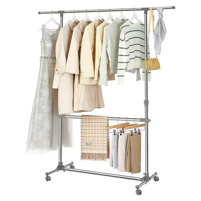 Kleiderwagen - Länge: 49 cm, Höhenverstellung: 115 cm - 180 cm, Grau - Eine Kleiderstange mit einer Auswahl an Kleidungsstücken, darunter Kleider, Mäntel, Pullover und Hosen. Ein vielseitiger Kleiderständer.