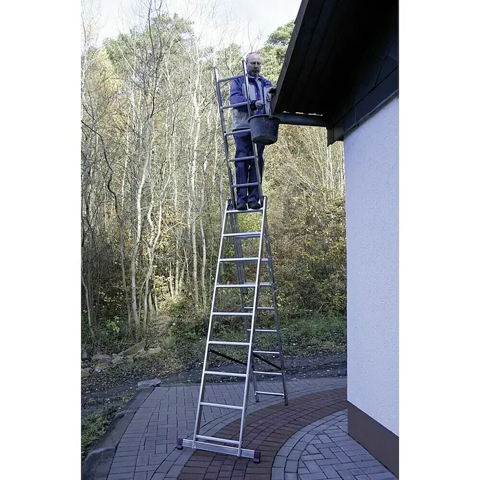 Krause Corda Escalera multiusos - Altura de trabajo: 6,2 m, Número de peldaños: 27 ud., Carga soportada: 150 kg, Aluminio - Un hombre está en una escalera telescópica mientras trabaja en la canaleta de una casa.