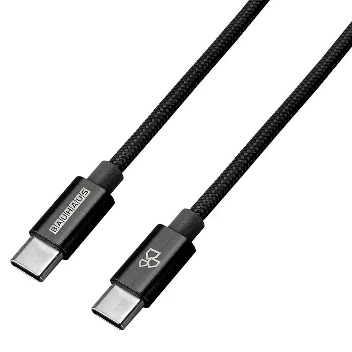 BAUHAUS USB-Ladekabel - Schwarz, 1 m, C-Stecker auf C-Stecker - Nahaufnahme eines schwarzen USB-C-Kabels von Bauhaus mit geflochtener Ummantelung und den Logos der Marke. Ideal für schnelles Aufladen und Datenübertragung.