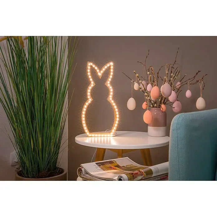 Paulmann LED-Band Function FlexLED - Länge: 5 m, Lichtfarbe: Warmweiß, 10,5 W - Ein beleuchteter Deko-Osterhase aus Lichtern sitzt auf einem weißen Tisch und sorgt für eine gemütliche Osterstimmung im Raum.