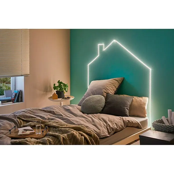 Paulmann LED-Band Function FlexLED - Länge: 5 m, Lichtfarbe: Warmweiß, 10,5 W - Ein Schlafzimmer mit einem Bett, das mit einem Haus-förmigen LED-Licht umrahmt ist, das an der grünen Wand befestigt ist.