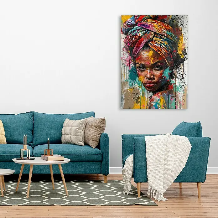 Cuadro Mujer turbante - Mujer turbante, An x Al: 100 x 140 cm, 1 pzs. - Una vibrante impresión en lienzo de una mujer negra con turbante colgada sobre un sofá azul en un elegante salón.