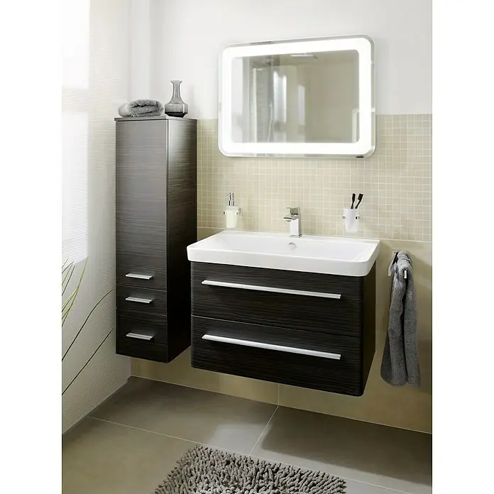 Lanzet Modern 3.0 Waschtischunterschrank - B x T x H: 76 x 44,5 x 48,7 cm, Dark Oak - Badezimmer-Interieur mit modernem Waschtischunterschrank in dunkler Holzoptik, einem beleuchteten Spiegel und einem passenden Hochschrank.