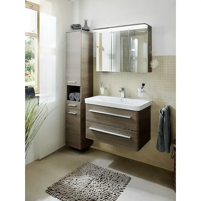 Lanzet Modern 3.0 Waschtischunterschrank - B x T x H: 76 x 44,5 x 48,7 cm, Eiche Maron - Badezimmer-Interieur mit einem Waschtischunterschrank in Holzoptik, einem Spiegelschrank mit Beleuchtung und einem hochschrank zur Aufbewahrung.