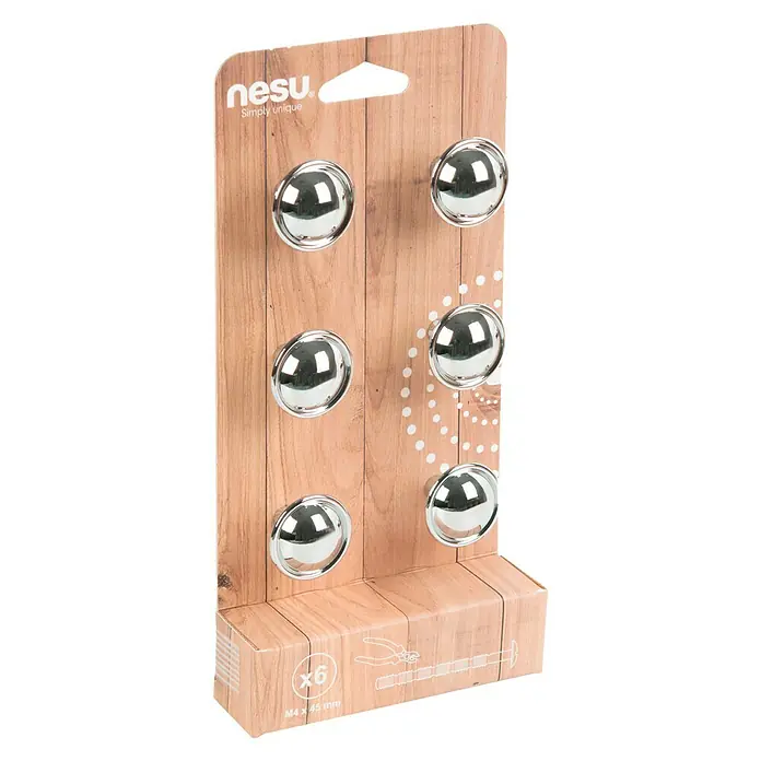 Nesu Pomo para muebles 13301 6 uds. - 6 ud., Ø x Al: 29 x 23 mm, Acero, Cromado - Primer plano de un paquete de seis pomos para muebles nesu cromados, montados en una tarjeta de presentación de tablero de madera.