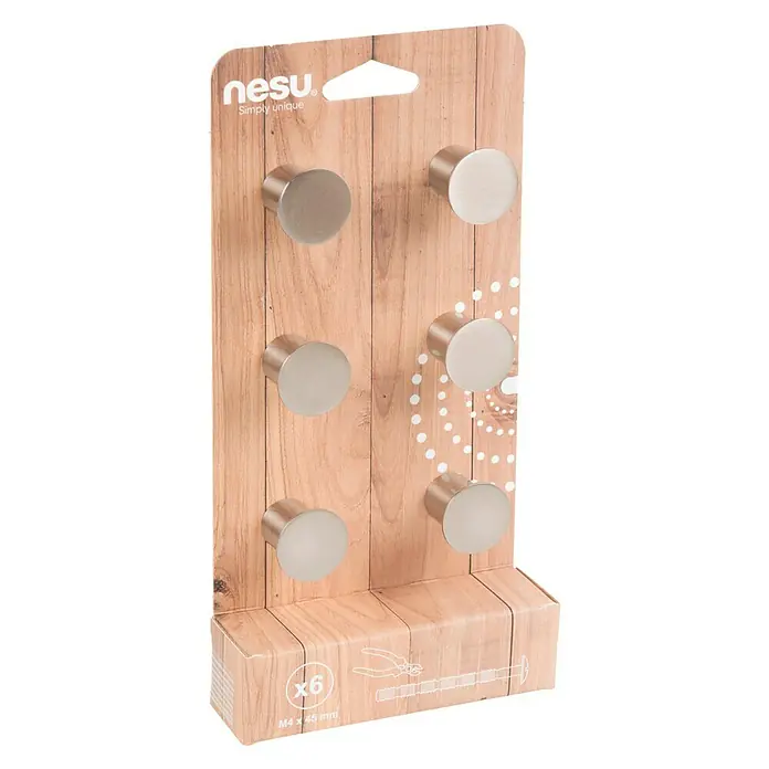 Nesu Pomo para muebles 30716 6 uds. - 6 ud., Ø x Al: 25 x 25 mm, Acero - Primer plano de los pomos de puerta Nesutür, presentados en un paquete de seis sobre un embalaje de tablero de madera.