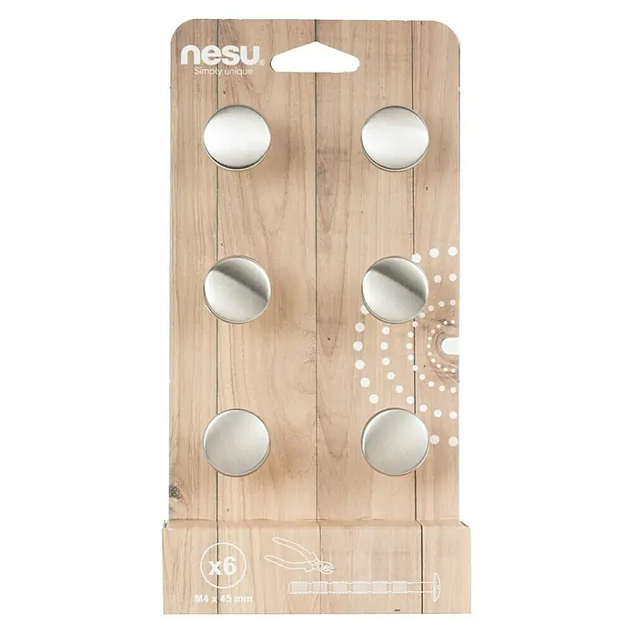Nesu Pomo para muebles B6-02516-1 - 6 ud., Ø x Al: 23 x 20 mm, Acero, Niquelado - Un paquete de tornillos Nesu con 6 tornillos redondos de color plata y un tamaño de M4 x 45 mm sobre un embalaje de tablones de madera.
