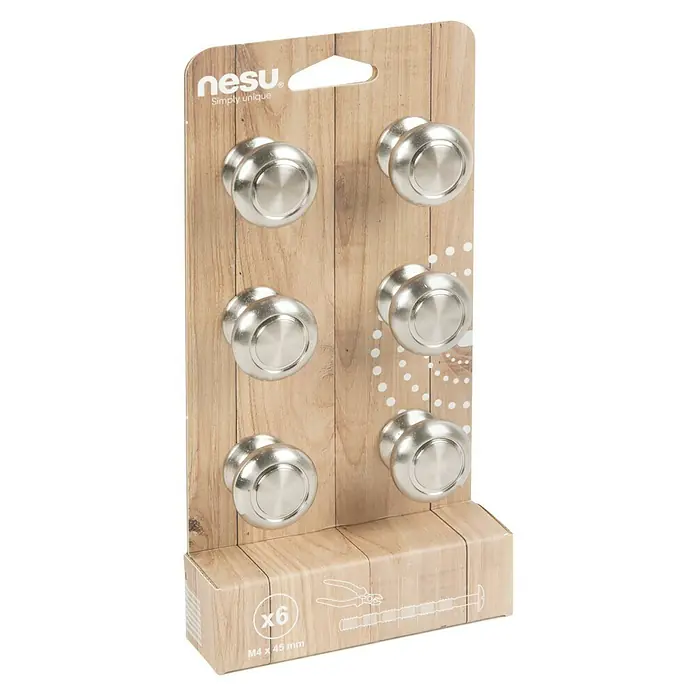 Nesu Pomo para muebles 6316 6 uds. - 6 ud., Ø x Al: 30 x 30 mm, Acero - Primer plano de seis pomos redondos metálicos para muebles NESU en un paquete de producto con tema de madera con orificio para colgar.