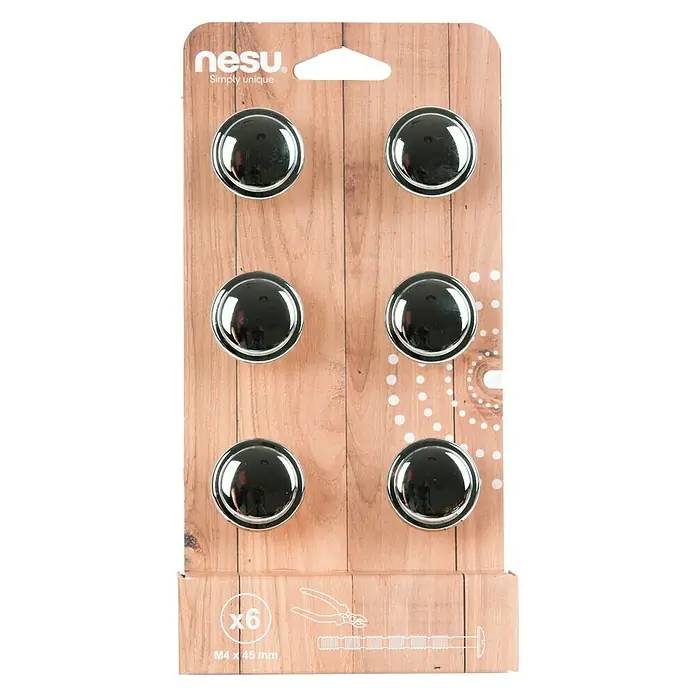 Nesu Pomo para muebles 1302 6 uds. - Ø x Al: 30 x 21 mm, Acero, Cromado - Primer plano de seis pomos redondos de plata para muebles Nesu dispuestos sobre una tarjeta de cartón con aspecto de madera.