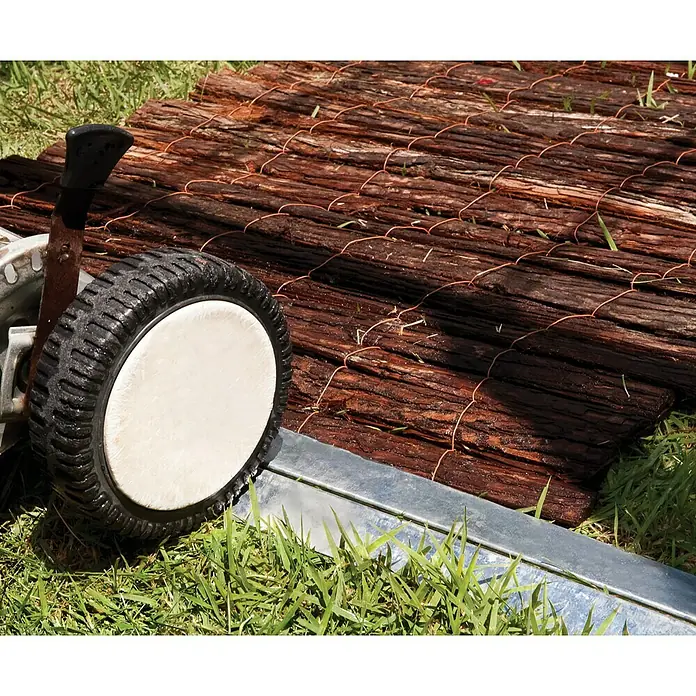 Palram – Canopia Gewächshaus Balance - Außenmaß inkl. Dachüberstand (B x T): 244 x 247 cm, 0,7 mm, Silber - Nahaufnahme eines Rollwagens mit Gummirad und Holzmatte im Freien, ideal für den Transport im Garten.