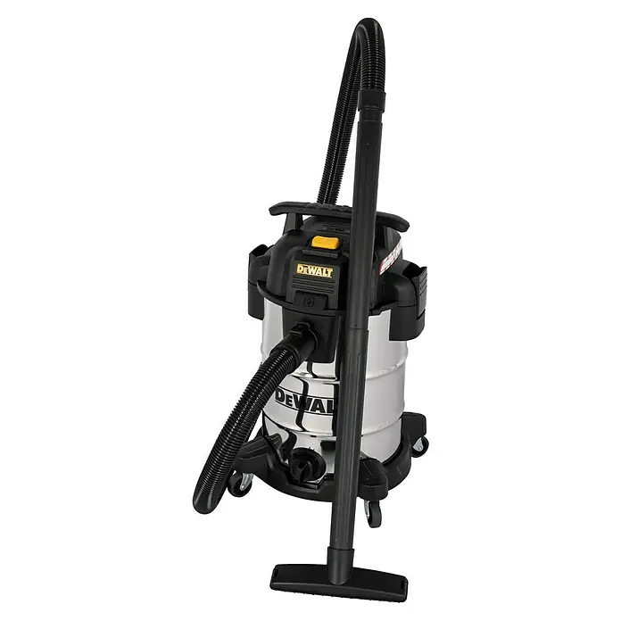 DeWalt Elektro-Nass- & Trockensauger DXV30SAPTA - 1.050 W, Behältervolumen: 30 l, Filterreinigung: Vollautomatisch - Ein DeWalt Nass-Trockensauger in Chrom-Optik mit schwarzem Zubehör wie Schlauch und Düse. Gelber Ein-Ausschalter ist sichtbar.