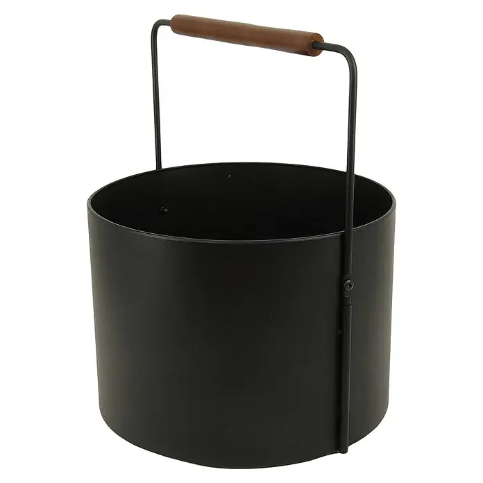 Valo Holzkorb - Ø x H: 35 x 44 cm, Stahl, Schwarz - Nahaufnahme eines schwarzen Feuerholzkorbs aus Metall mit einem Holzgriff. Das Produkt ist modern und funktional.