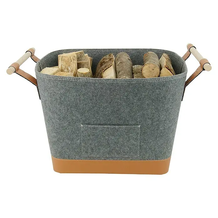 Valo Filzkorb Lysa - L x B x H: 55 x 40 x 36 cm, Grau - Grauer Filzkorb mit Holzgriffen und Lederboden, gefüllt mit Brennholz. Praktisch und stilvoll für die Kaminholzaufbewahrung.