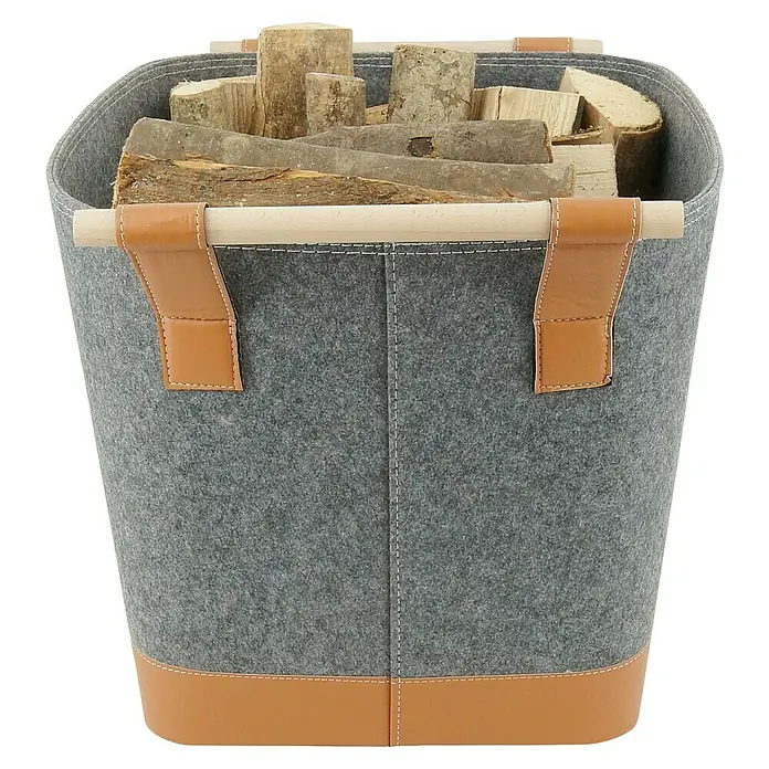 Valo Filzkorb Lysa - L x B x H: 55 x 40 x 36 cm, Grau - Ein grauer Filzkorb mit Holzgriffen, gefüllt mit Holzscheiten, perfekt für die Kaminholzaufbewahrung mit braunem Lederakzent.