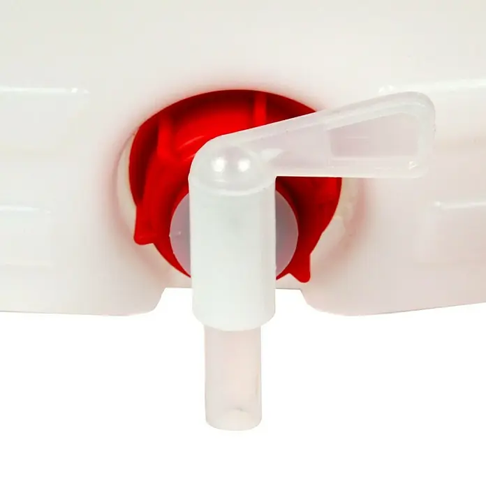 Floraworld Getränkefass Standard - Fassungsvermögen: 15 l - Nahaufnahme eines weißen Wasserbehälters mit rotem Verschluss und transparentem Wasserhahn. Perfekt für Campingausflüge und Veranstaltungen.
