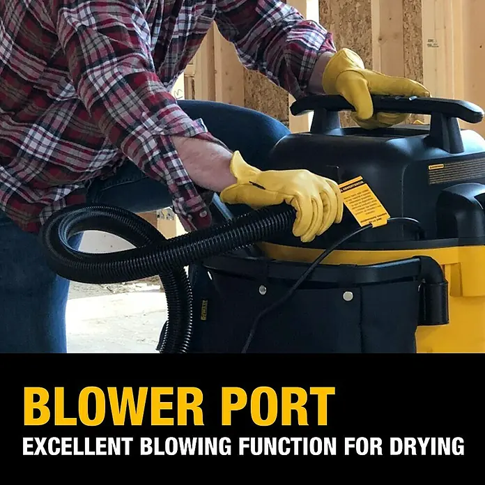 DeWalt Elektro-Nass- & Trockensauger DXV20P - 1.050 W, Behältervolumen: 20 l, Vollautomatisch - Ein gelber DeWalt Nass-Trockensauger mit Gebläsefunktion zum Trocknen, bedient von einer Person mit gelben Handschuhen.