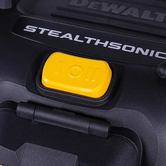 DeWalt Elektro-Nass- & Trockensauger DXV20PTA-QT - 750 W, Behältervolumen: 20 l, Filterreinigung: Vollautomatisch - Nahaufnahme eines DeWalt Stealthsonic Produkts mit gelbem Knopf und schwarzer Oberfläche.