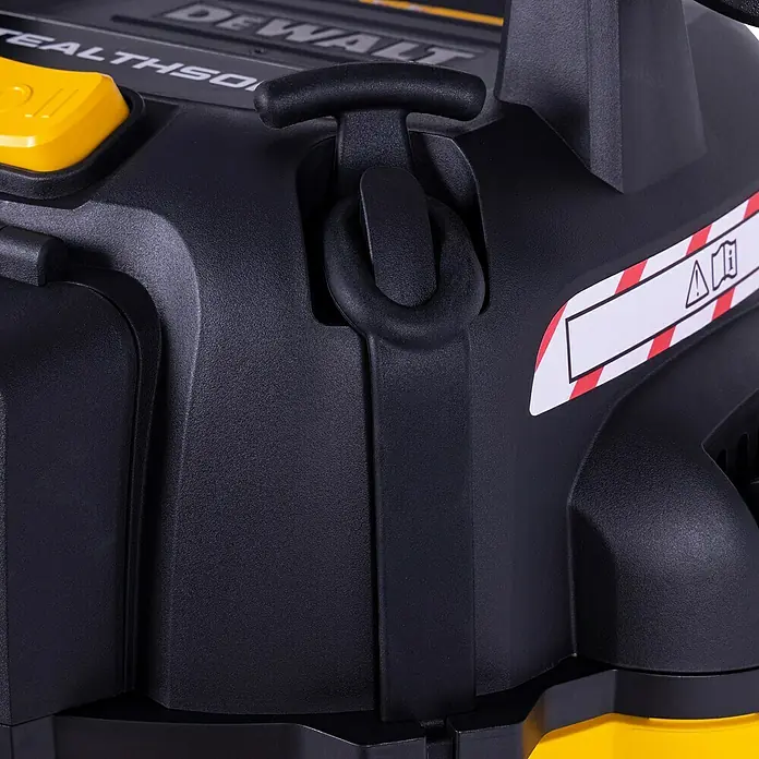 DeWalt Elektro-Nass- & Trockensauger DXV20PTA-QT - 750 W, Behältervolumen: 20 l, Filterreinigung: Vollautomatisch - Detailansicht eines schwarzen und gelben Dewalt-Elektrowerkzeugs mit Tragegriff und Warnetikett. Ideal für Werkstatt und Baustelle.