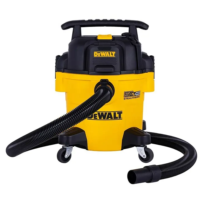 DeWalt Elektro-Nass- & Trockensauger DXV20PTA-QT - 750 W, Behältervolumen: 20 l, Filterreinigung: Vollautomatisch - Das Bild zeigt einen gelb-schwarzen DeWALT Nass- und Trockensauger mit Schlauch und Rädern, ideal für Werkstatt und Baustelle.