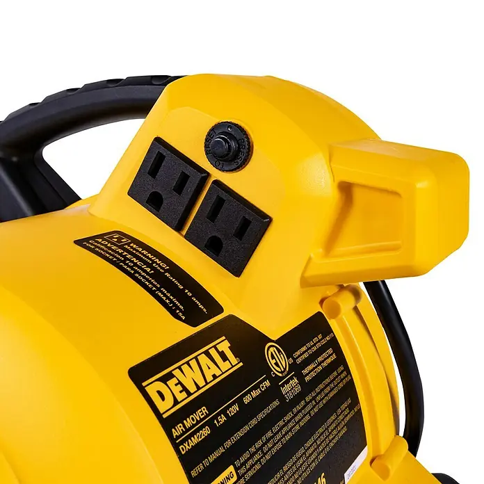 DeWalt Lüfter DXAM2250 - 130 W, Max. Luftleistung: 236 l/s - Nahaufnahme eines gelben DEWALT DXAM2260 Air Movers, der für seine robuste Bauweise und hohe Luftstromleistung bekannt ist.