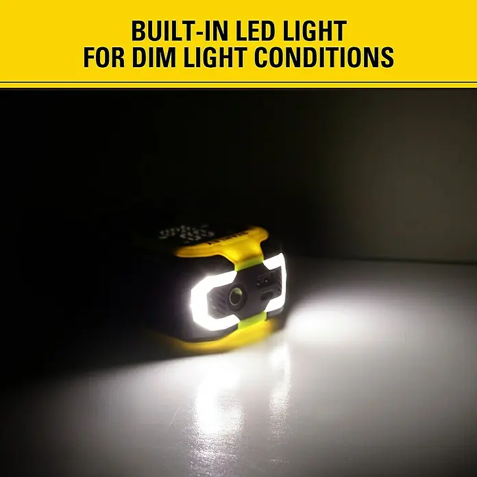 DeWalt Akku-Luftpumpe SXIF0101 - 11,1 V, 10 bar, Füllleistung: 14,2 l/min - Aufnahme einer gelben und schwarzen Lampe mit integriertem LED-Licht, das für schwache Lichtverhältnisse ausgelegt ist.