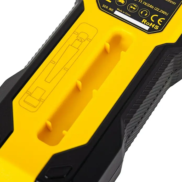 DeWalt Akku-Luftpumpe SXIF0101 - 11,1 V, 10 bar, Füllleistung: 14,2 l/min - Nahaufnahme eines gelben und schwarzen Geräts mit Fach für eine Batterie, das in China hergestellt wurde und CE- sowie RoHS-zertifiziert ist.