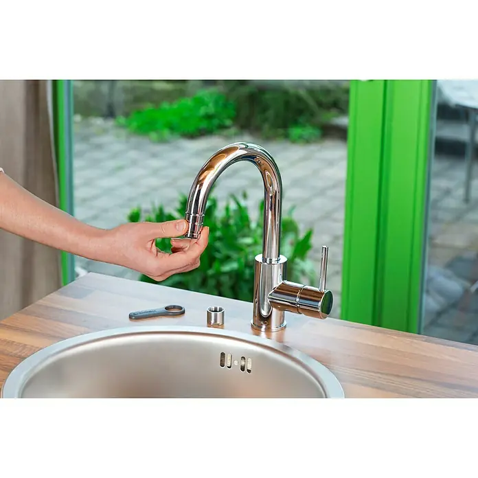 Gardena Hahnstück - Geeignet für: Wasserhähne mit Perlstrahlkopf - Glänzender Wasserhahn wird in einer modernen Küche installiert. Blickfang für jede Küchenspüle.